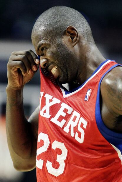 Jason Richardson, de los 76ers, se lamenta tras una acción.