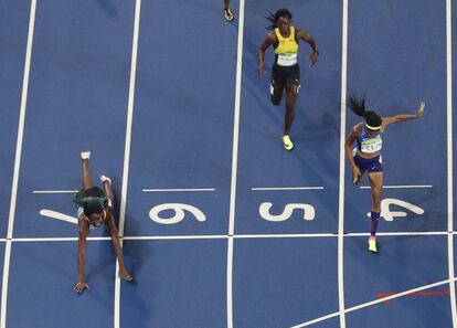 Shaunae Miller es llança de cap per guanyar la prova.