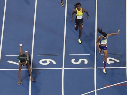 Shaunae Miller es llança de cap per guanyar la prova.