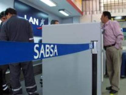 Un pasajero consultaba ayer en un mostrador ayer en el aeropuerto internacional boliviano de El Alto, administrado por la empresa Sabsa, filial de las españolas Abertis y Aena.