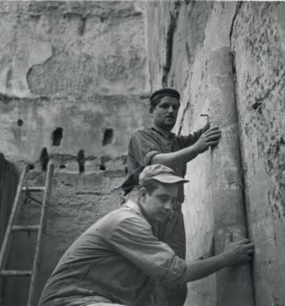 Arranque de las pinturas del monasterio de Sijena, en 1960, cuando se concluyeron los trabajos. Una imagen que ha utilizado el abogado de la Generalitat para demostrar la colaboración de los habitantes de la localidad con los técnicos catalanes.