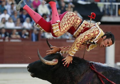 David Mora lanzado por los aires al entrar a matar a su primer toro de la tarde, este viernes, en Las Ventas.