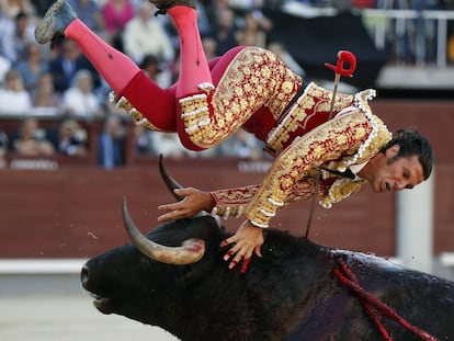 David Mora lanzado por los aires al entrar a matar a su primer toro de la tarde, este viernes, en Las Ventas.  
 