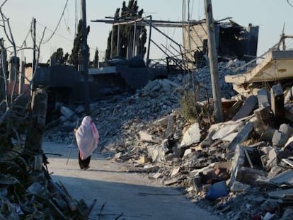 Uma palestina caminha entre os escombros em Beit Hanun, em 12 de agosto.