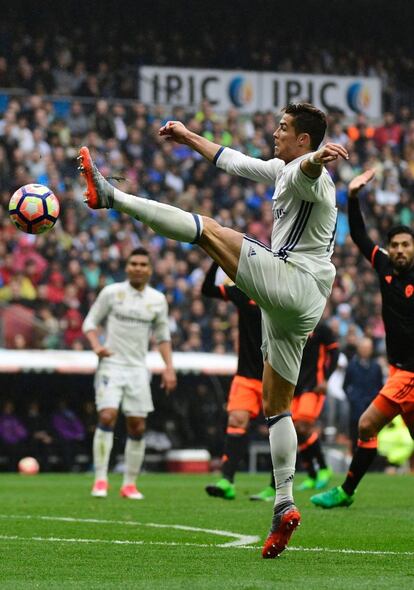 Cristiano Ronaldo intenta controlar el balón.