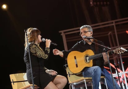 Rozalén y Pedro Guerra, en Tenerife anoche.