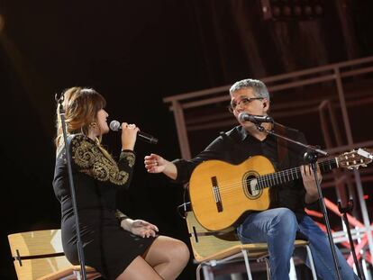 Rozalén y Pedro Guerra, en Tenerife anoche.