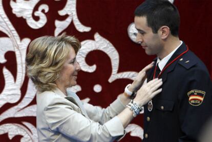 Esperanza Aguirre entrega la medalla de oro al policía nacional Ángel Sánchez Albarrán.