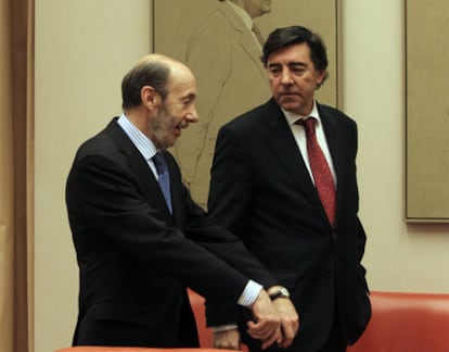Rubalcaba y el diputado del PP José Antonio Bermúdez de Castro, ayer en la Comisión de Interior.
