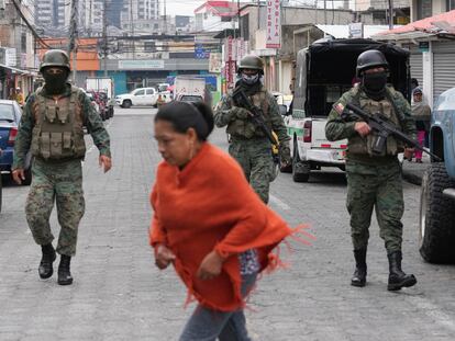 Soldados patrullan una calle de Quito (Ecuador).