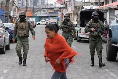 Soldados patrullan una calle de Quito (Ecuador).