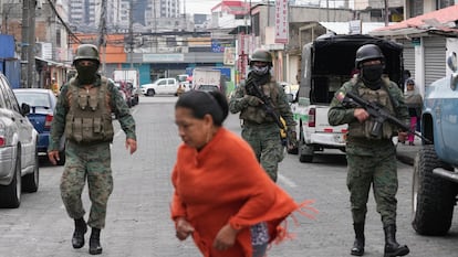 Soldados patrullan una calle de Quito (Ecuador).