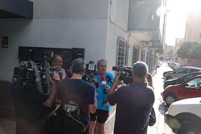 Un vecino explica a los periodistas datos sobre el hombre que perdió la vida en Alaquàs el pasado agosto.