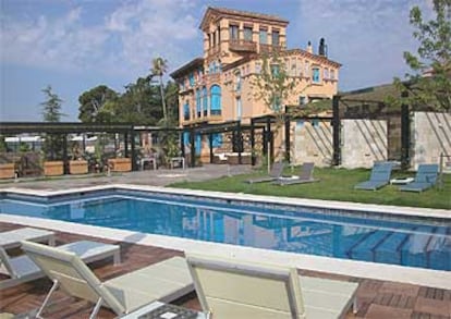 Piscina y jardín del hotel Mas Passamaner, en Tarragona.