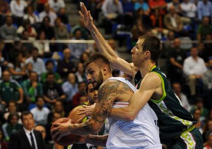 Kasun protege el balón ante Fran Vázquez