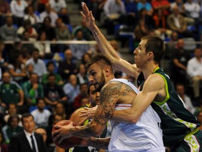 Kasun protege el bal&oacute;n ante Fran V&aacute;zquez