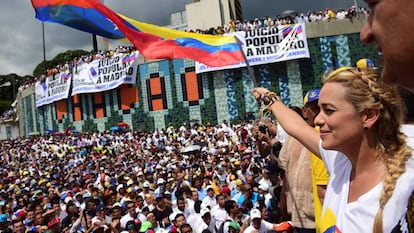 Lilian Tintori ondea uma bandeira venezuelana durante uma manifestação contra Maduro o 26 de outubro.