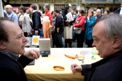 Javier Marías y Enrique Vila-Matas, tomando un pequeño descanso en Sant Jordi