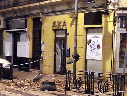 Aspecto de un inmueble melillense afectado por el terremoto de 6.3 grados registrado hoy en el Mar de Alborán.