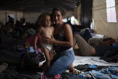 Uma mulher e sua filha no albergue instalado na Cidade de México, em 4 de novembro.