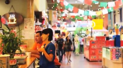 Una pareja hispana compra en el centro comercial Plaza Fiesta, especial para hispanos, en Atlanta.