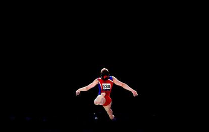 La gimnasta norcoreana Kim Su-jong ejecuta un ejercicio sobre la barra de equilibrio durante la ronda clasificatoria femenina de gimnasia artística de los Juegos Asiáticos, en Yakarta (Indonesia).