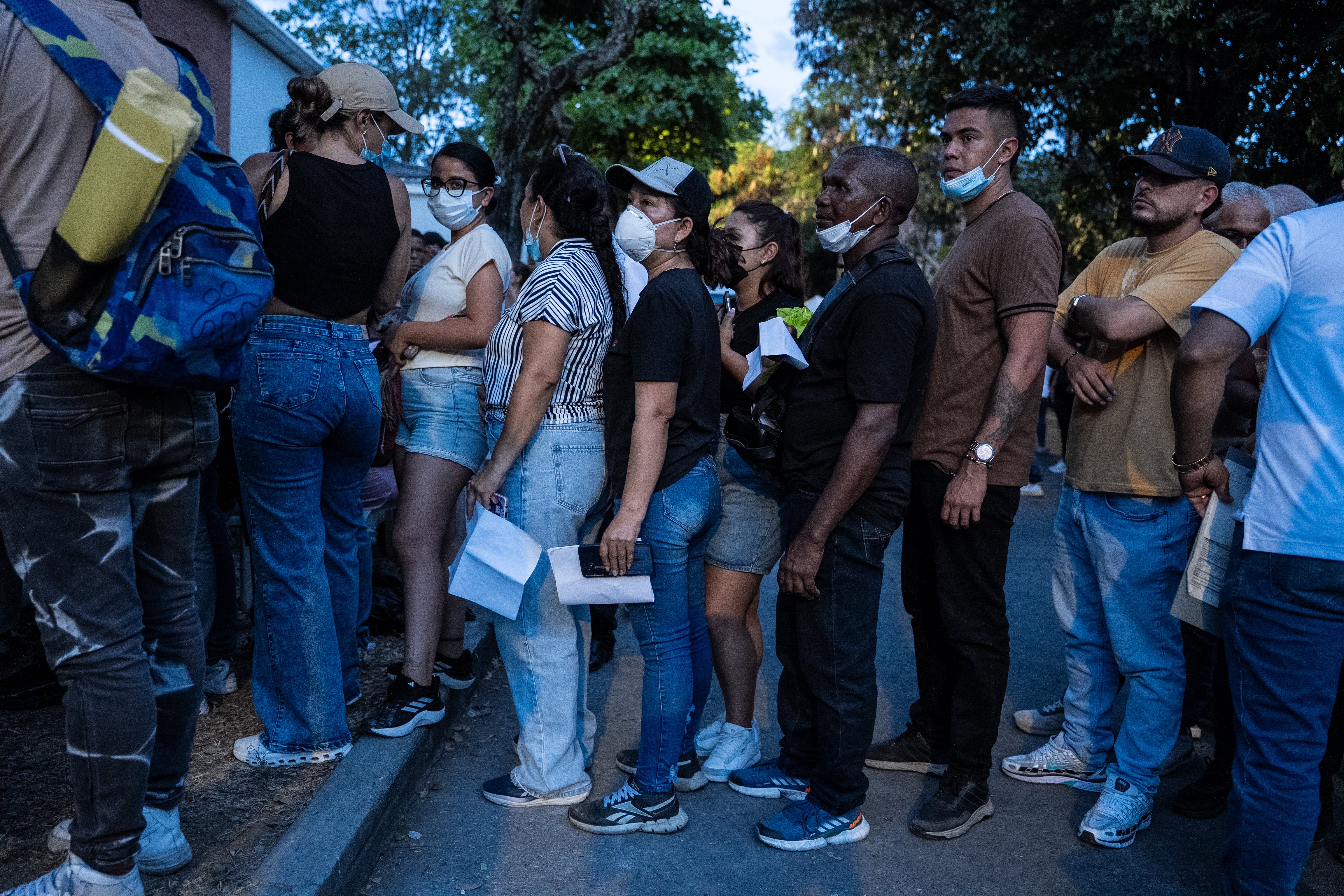 Familiares hacen fila afuera de la sede de Medicina Legal de Palmira en Valle del Cauca, Colombia, el 12 de agosto del 2026. 