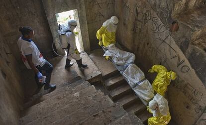 Retirada d'un cadàver, possible cas d'ebola, d'un edifici de Monròvia.