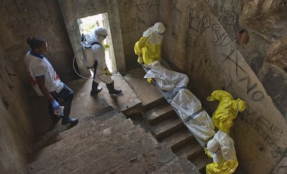 Retirada de un cad&aacute;ver, posible caso de &eacute;bola, de un edificio en Monrovia.