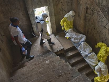Retirada d'un cadàver, possible cas d'ebola, d'un edifici de Monròvia.