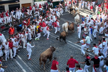 Los corredores son perseguidos por toros de la ganadería Álvaro Núñez, durante el tercer encierro de los Sanfermines.
