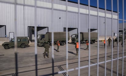 Miembros del Grupo de Apoyo a la Proyección del Ejército de Tierra, trasladando las dosis a la base aérea desde el centro logístico de Pfizer en Cabanillas del Campo (Guadalajara), donde ha llegado a primera hora de la mañana el camión con el primer cargamento de vacunas proveniente de Bélgica.