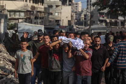 Funeral de una de las víctimas del bombardeo israel, este lunes en el hospital Al Shifa de la Ciudad de Gaza.