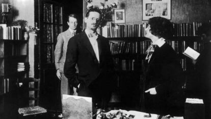 O escritor James Joyce e a livreira Sylvia Beach em 1930, dentro da livraria Shakespeare and Company, em Paris.