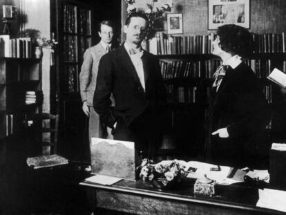 El escritor James Joyce y la librera Sylvia Beach en 1930, dentro del local de Shakespeare and Company.