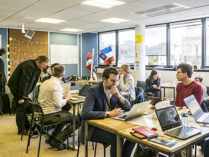 Voluntarios en las oficinas de campaña de Macron en París.