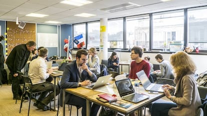 Voluntários nos escritórios de campanha de Macron em Paris.