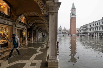 La ciudad italiana de Venecia (noreste) activó este viernes su sistema de compuertas móviles MOSE para protegerse de la llegada desde el mar Adriático de una marea de 110 centímetros de altura provocada por un episodio de mal tiempo. En la imagen, la plaza de San Marcos, inundada por el efecto de 'acqua alta', este sábado.