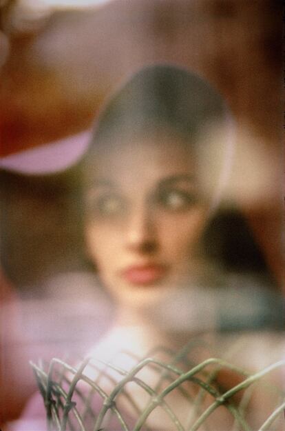 'Carol Brown, Harper’s Bazaar', ca. 1958 © Saul Leiter. Cortesía Howard Greenberg Gallery, Nueva York.