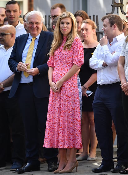 Sin barrera de edad.

Se llama Carrie Symonds, tiene 31 años y desde 2018 es la novia de Boris Johnson, el primer ministro británico. La pareja, con una diferencia de edad de 23 años, mantiene una relación desde 2018 cuando Johnson anunció su divorcio de Marina Wheeler, con la que llevaba 25 años casado y tiene cuatro hijos.