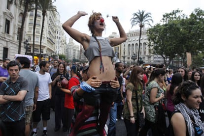 Una indignada con  una margarita llegaba ayer a la plaza del Ayuntamiento de Valencia después de la marcha.