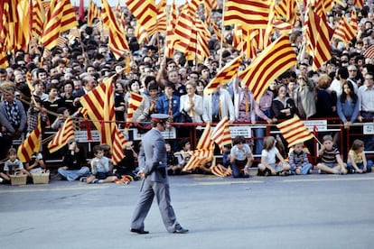 Una multitud da la bienvenida a Josep Tarradellas a su vuelta del exilio, en Barcelona.