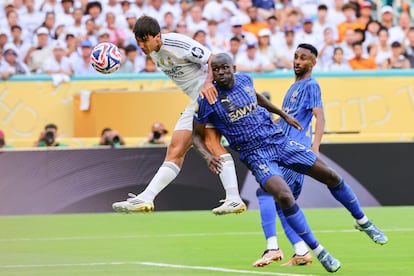 Gonzalo García remata de cabeza ante la meta de Bono en el partido contra Al Hilal en el Mundial de Clubes
