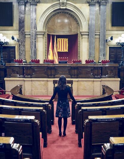 Inés Arrimadas, en el hemiciclo del Parlament de Cataluña. Su escaño de jefa de la oposición es el primero de la segunda fila, a la izquierda del pasillo central