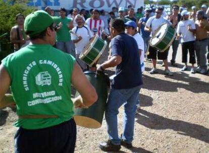 Camioneros argentinos se manifiestan en Ceibas, en la provincia de Entre Ríos.