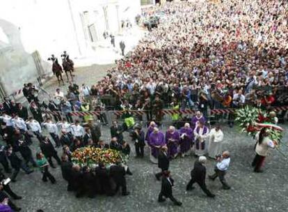 El ataúd con los restos de Pavarotti es sacado de la catedral de Módena.