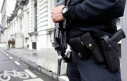 Un polic&iacute;a belga en Bruselas.