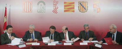 De izquierda a derecha, Serafín Castellano (Comunidad Valenciana), José Ángel Biel (Aragón), José Antonio de Santiago-Juárez (Castilla y León), Gaspar Zarrías (Andalucía), Joan Saura (Cataluña) y Albert Moragues (Islas Baleares), firman convenios de colaboración  en Valladolid.