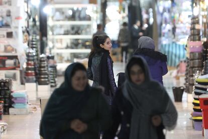 Mujeres iraníes, entre ellas una joven sin velo, caminaban en un mercado de Teherán el lunes.