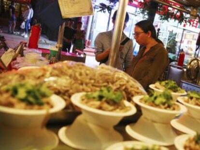 Donghuamen, el mercado de alimentación nocturno célebre por sus pinchos exóticos, echa el cierre